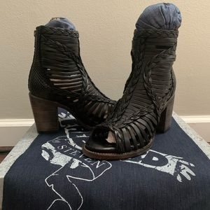 Brand New Bela Freebird black sandals size 6